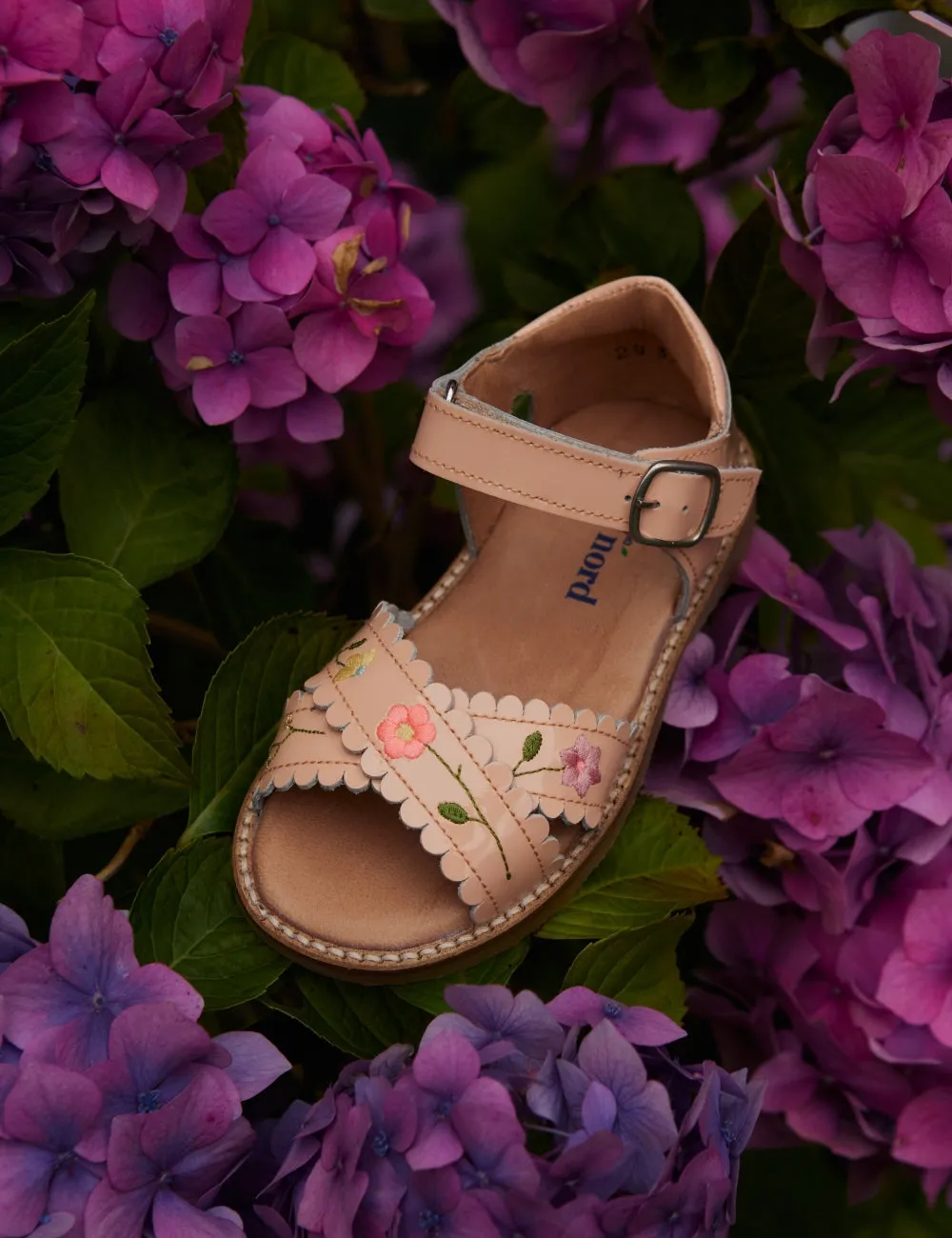 Flower Pop Cross-over scallop sandal - Blush