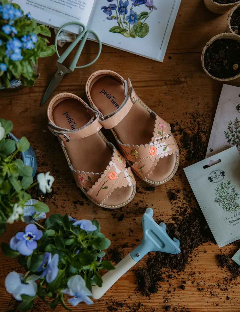 Flower Pop Cross-over scallop sandal - Blush