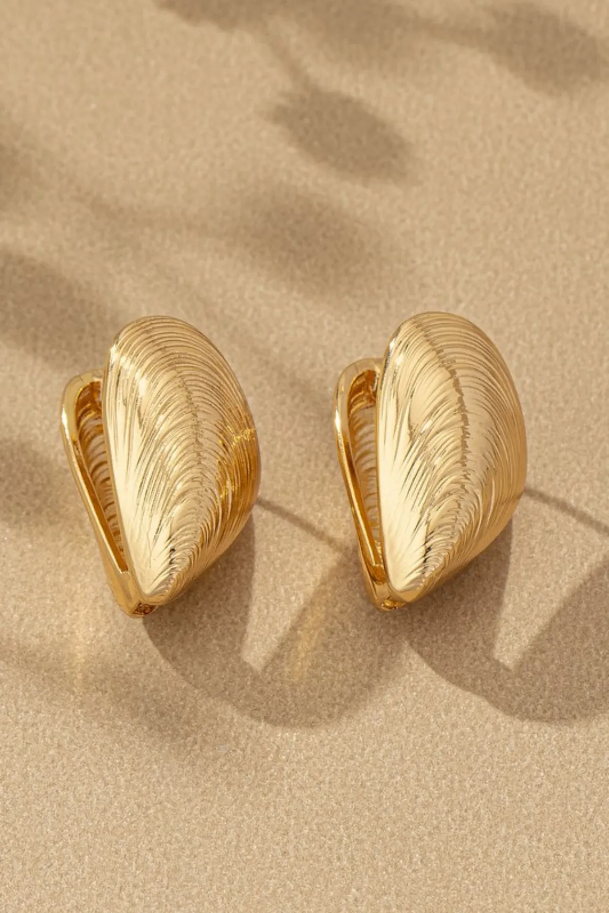 GOLDEN CLAM EARRINGS