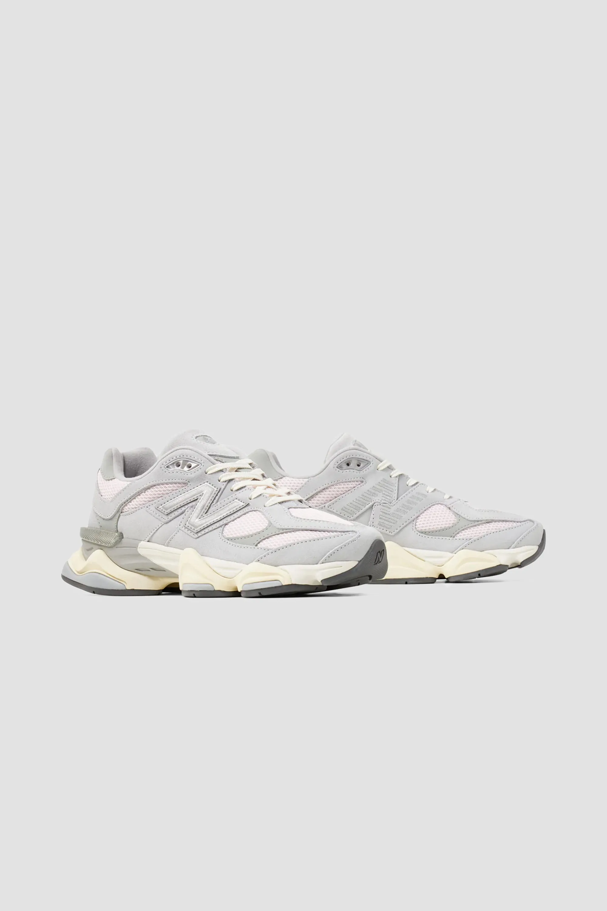 New Balance Unisex 9060 Sneaker in Granite Pink